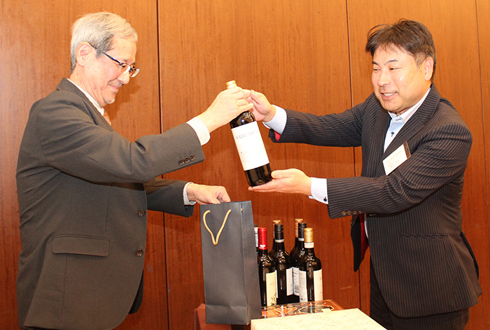 懇親会の様子_ワインをお手渡し
